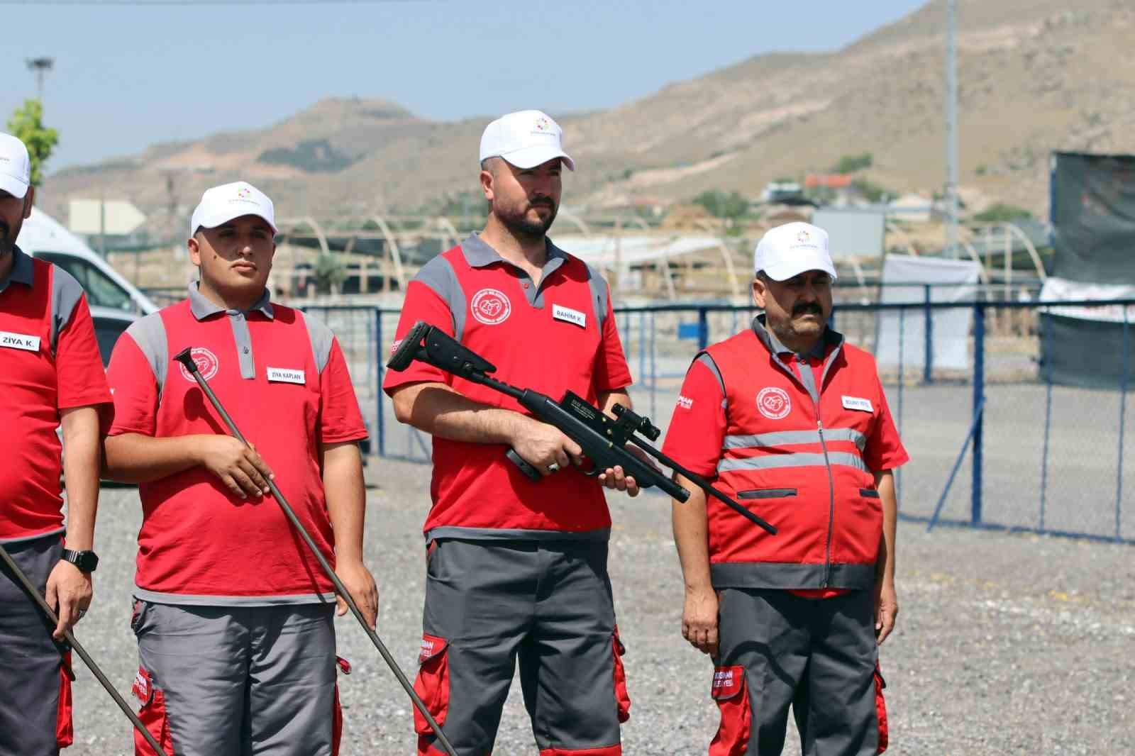 Kaçan kurbanlık hayvanların korkulu rüyası: Kurban timi
