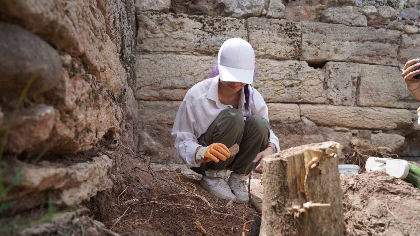 Gönüllü arkeologlar Ankara tarihinin izlerini sürüyor
