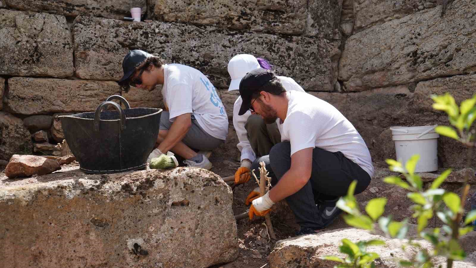 Gönüllü arkeologlar Ankara tarihinin izlerini sürüyor
