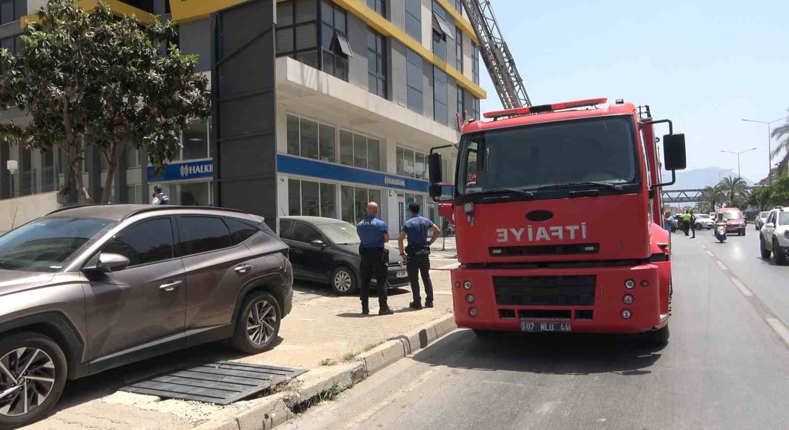 Alanya’da plazada çıkan yangın itfaiye ekiplerince söndürüldü
