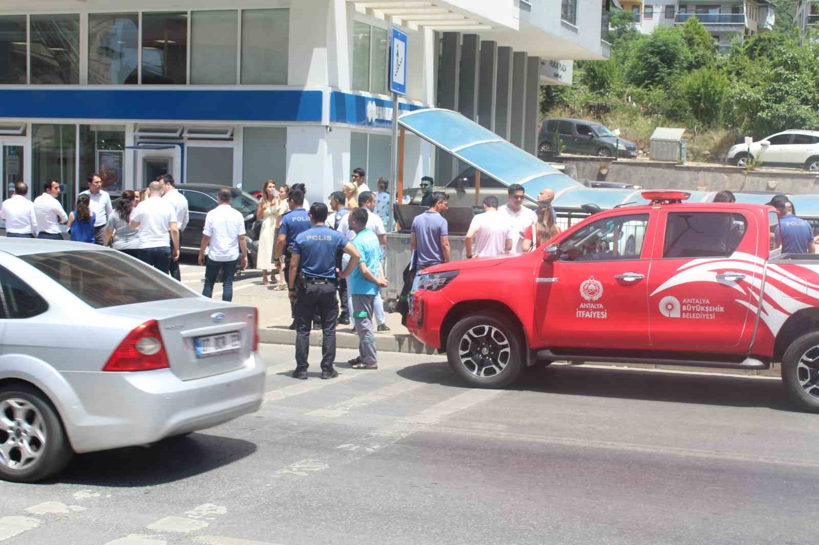 Alanya’da plazada çıkan yangın itfaiye ekiplerince söndürüldü
