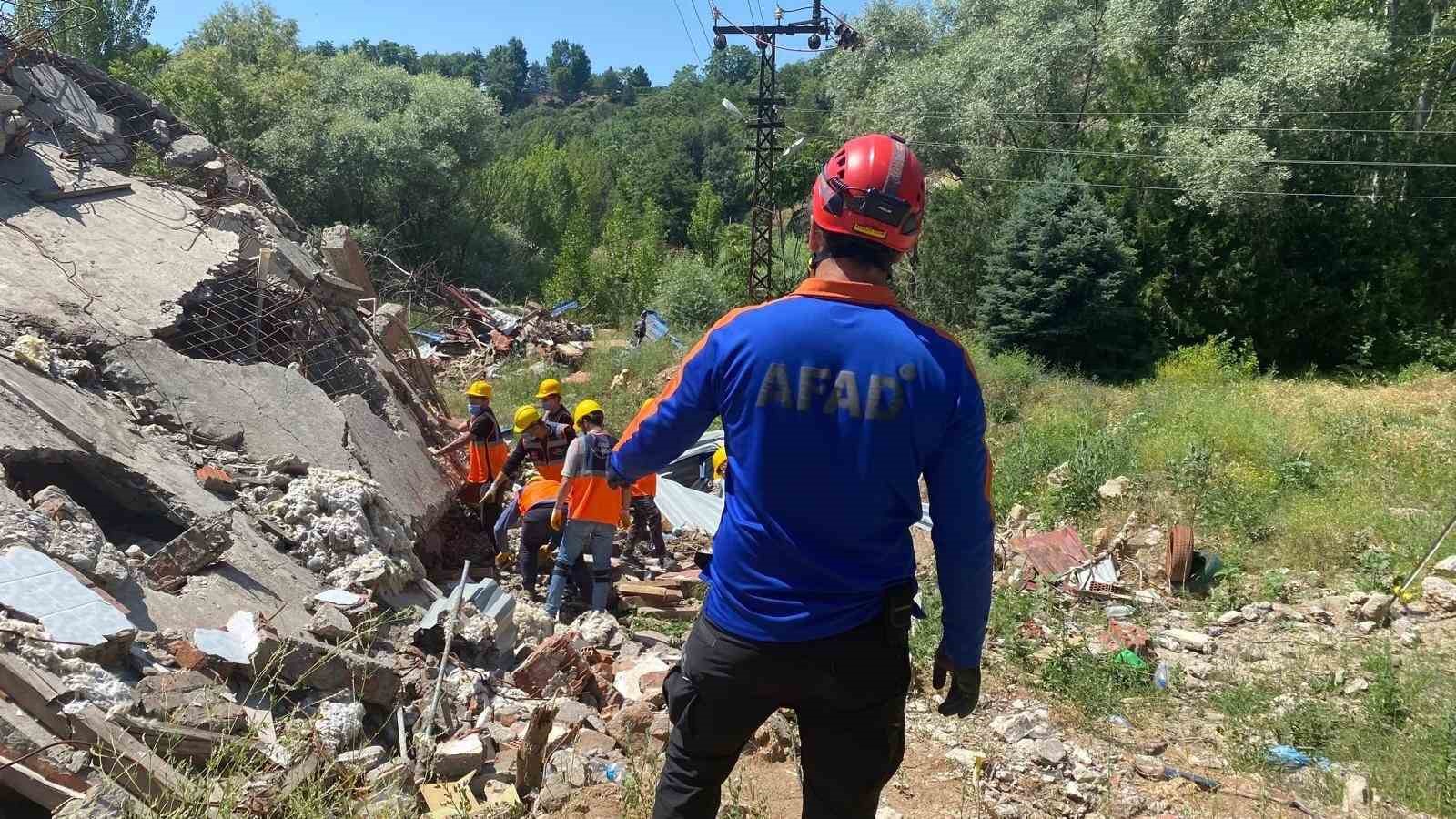 Tunceli’de öğretmenlere depremde arama kurtarma eğitimi ve tatbikatı
