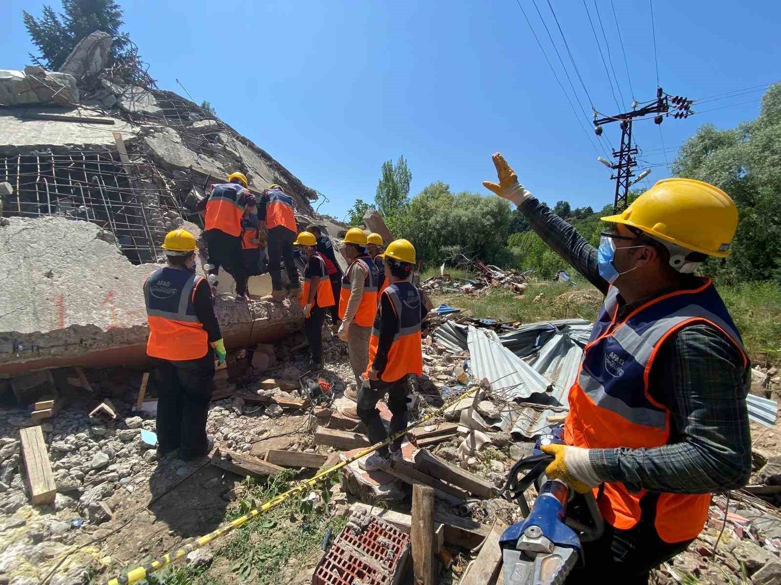 Tunceli’de öğretmenlere depremde arama kurtarma eğitimi ve tatbikatı
