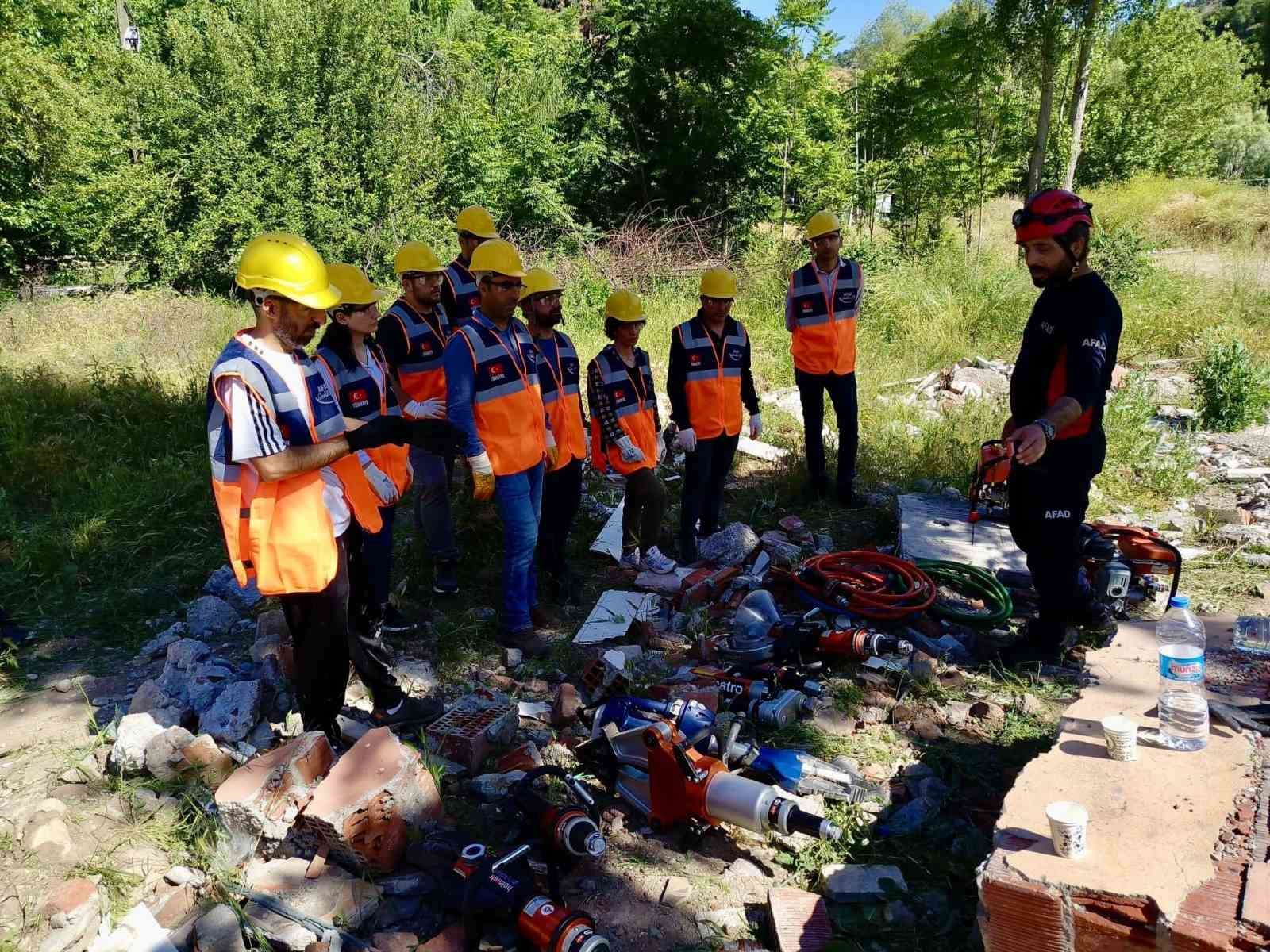 Tunceli’de öğretmenlere depremde arama kurtarma eğitimi ve tatbikatı
