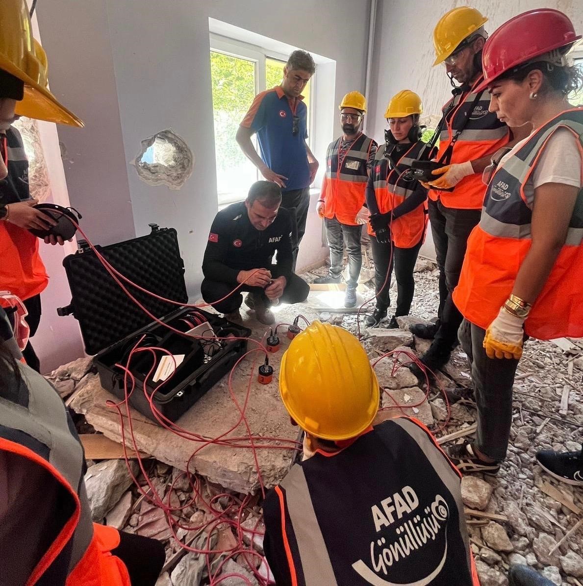 Tunceli’de öğretmenlere depremde arama kurtarma eğitimi ve tatbikatı
