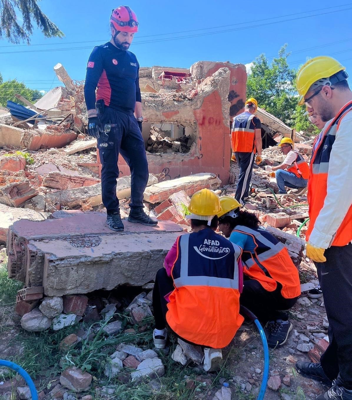 Tunceli’de öğretmenlere depremde arama kurtarma eğitimi ve tatbikatı
