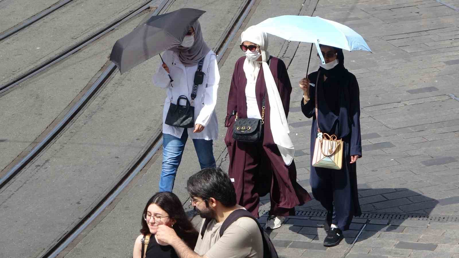 Taksim’de yerli ve yabancı turistler kavurucu sıcaktan korunmaya çalıştı
