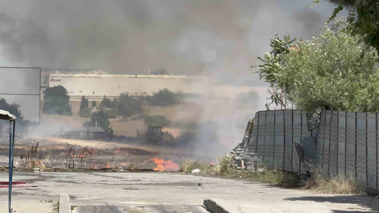 Palet fabrikasındaki yangına müdahale sürüyor
