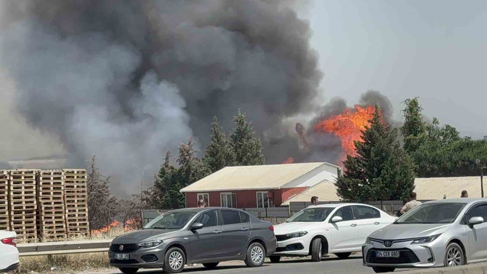 Palet fabrikasındaki yangına müdahale sürüyor
