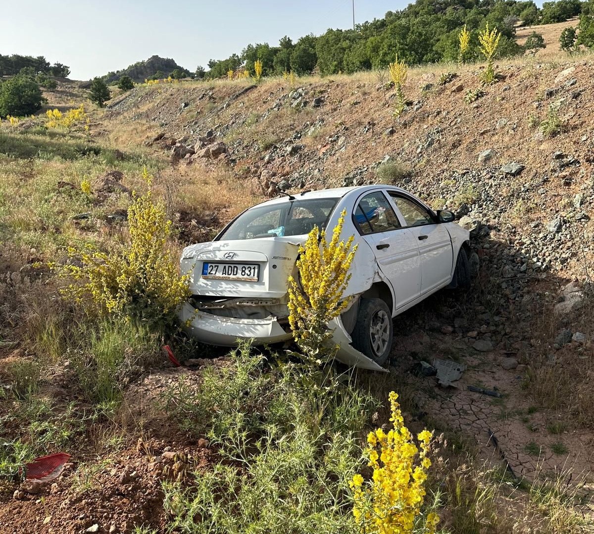 Otomobil şarampole yuvarlandı: 2 yaralı
