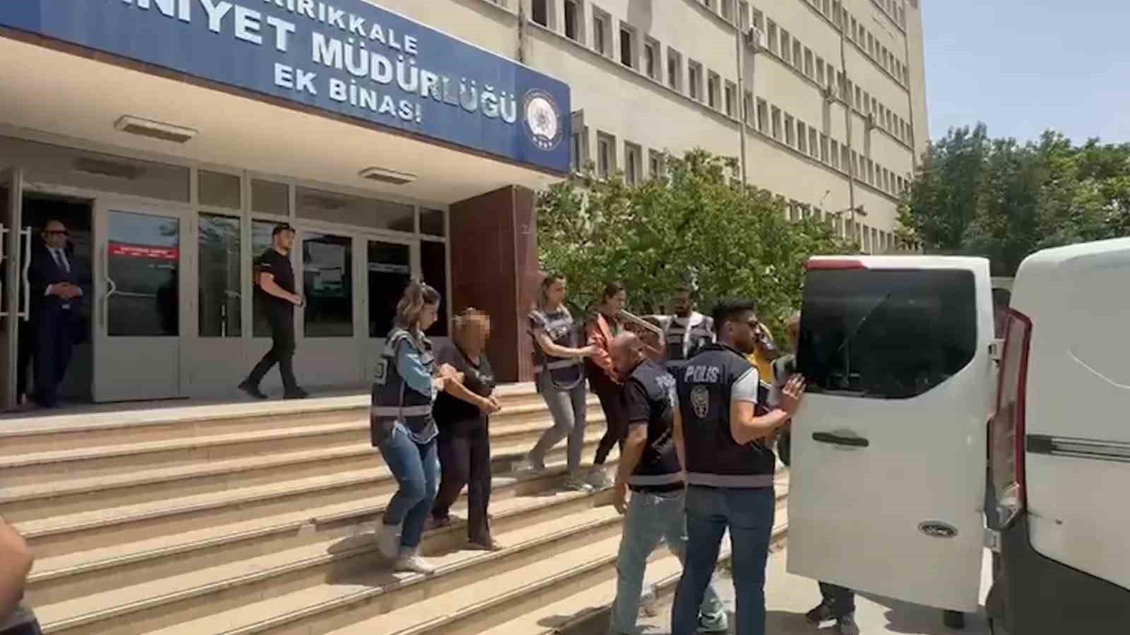 Komşu dehşeti: Yaşlı kadını öldüren zanlı ve ailesi adliyede
