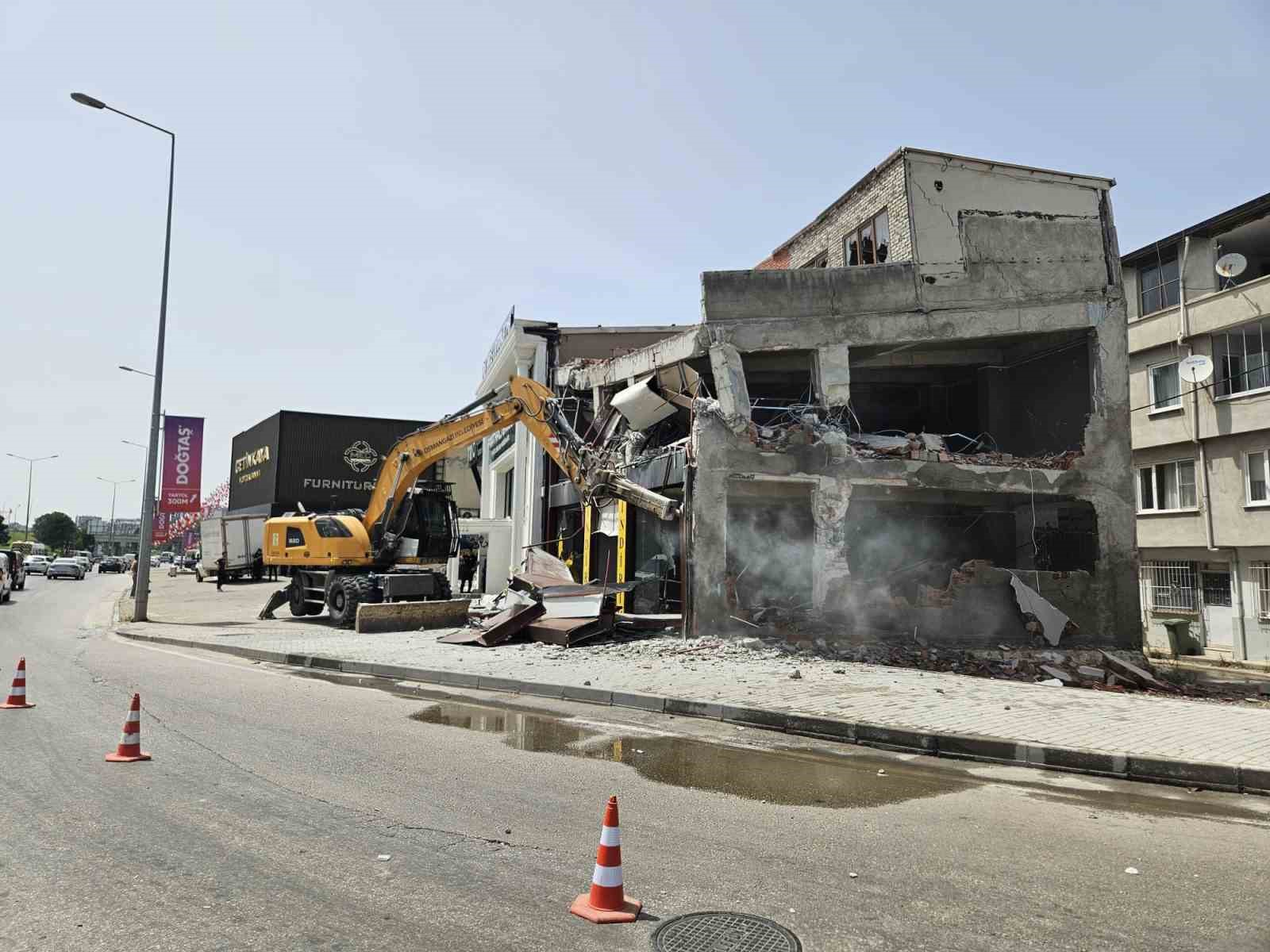 Kaçak işyeri yıkıldı
