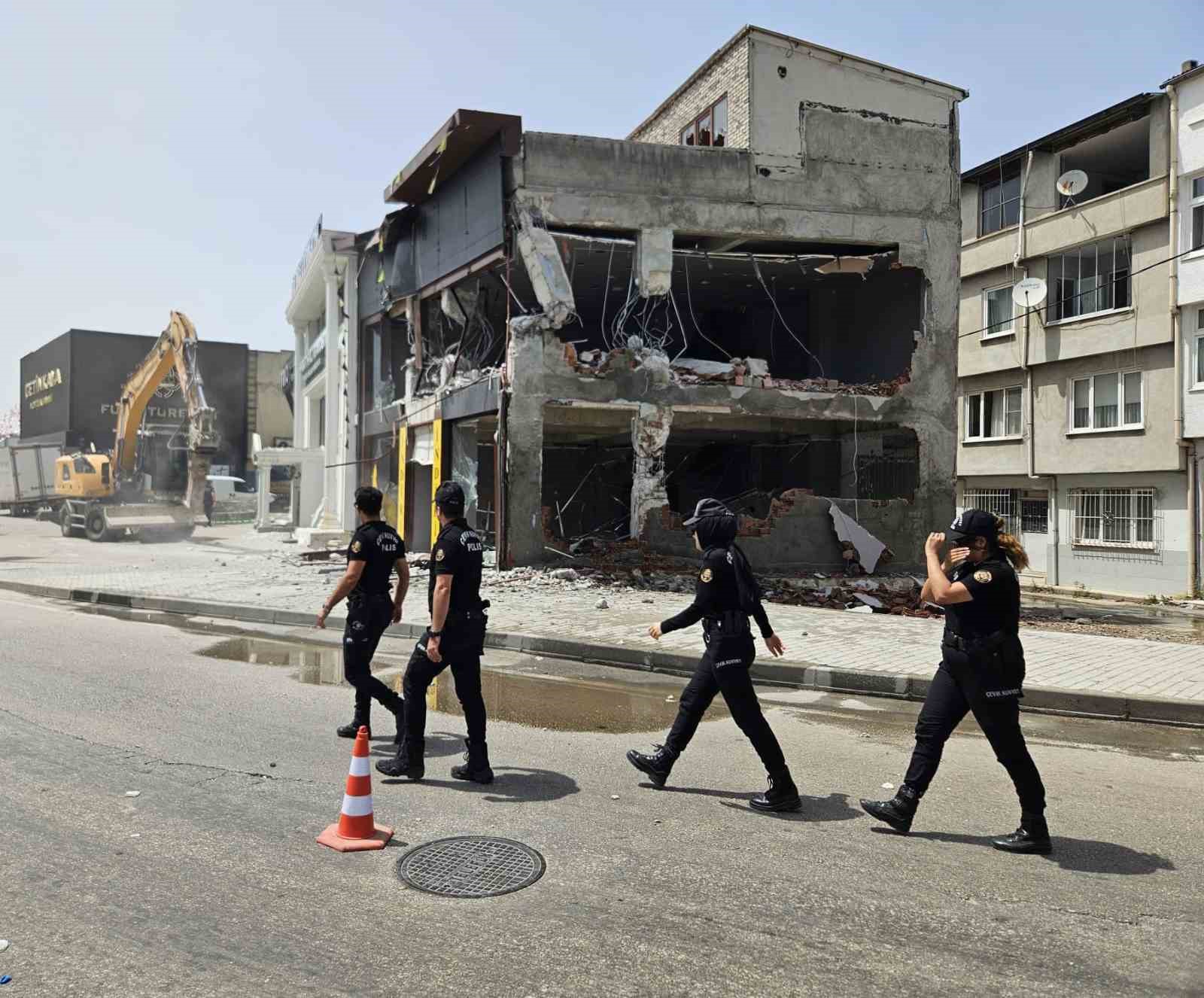 Kaçak işyeri yıkıldı
