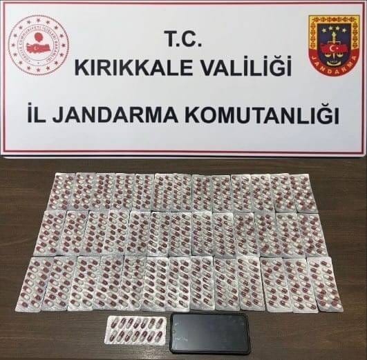 Jandarmaya uyuşturucuyla yakalanan kurye tutuklandı
