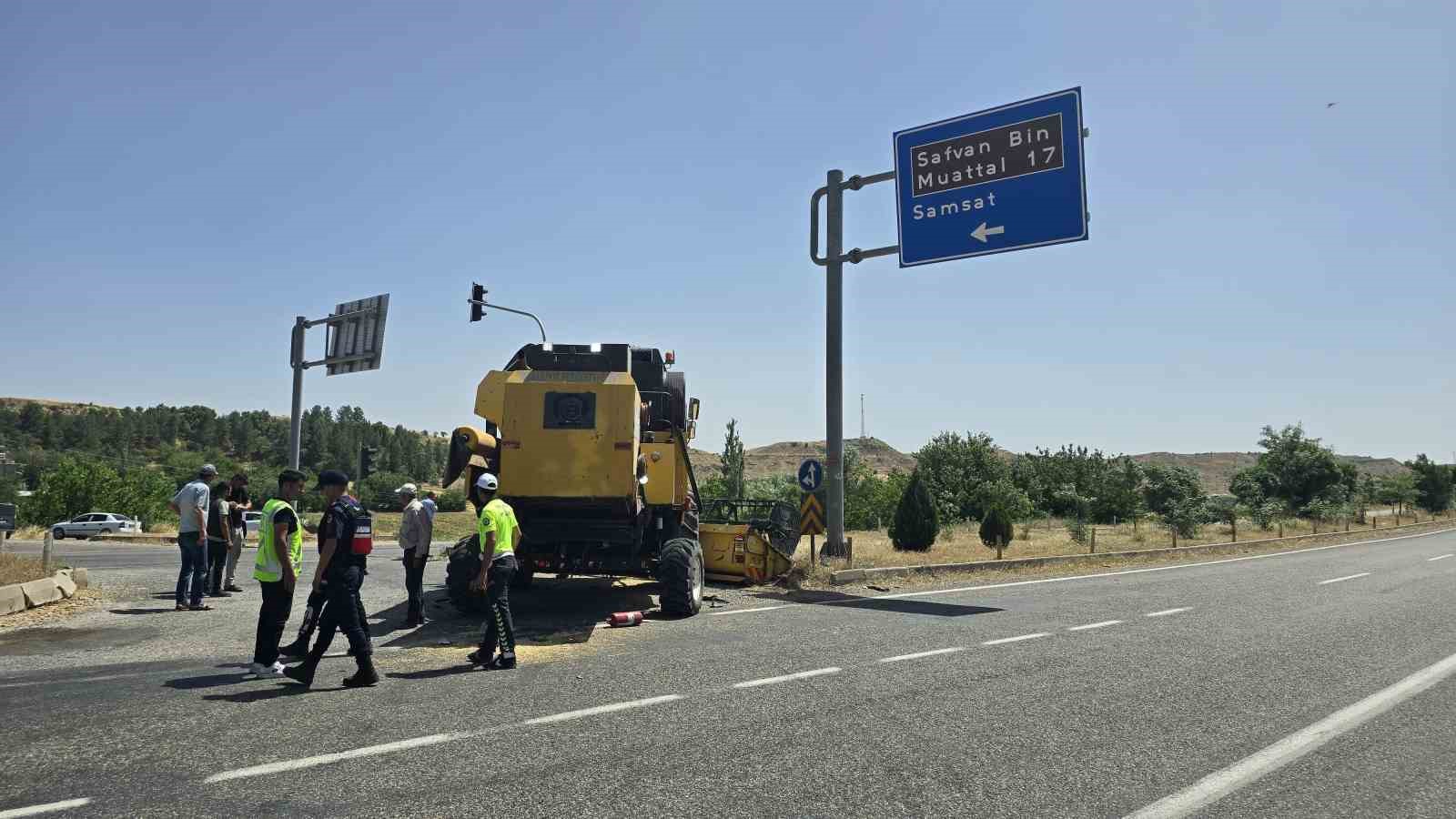 Adıyaman’da biçerdöver ile otomobil çarpıştı: 1’i ağır, 3 yaralı
