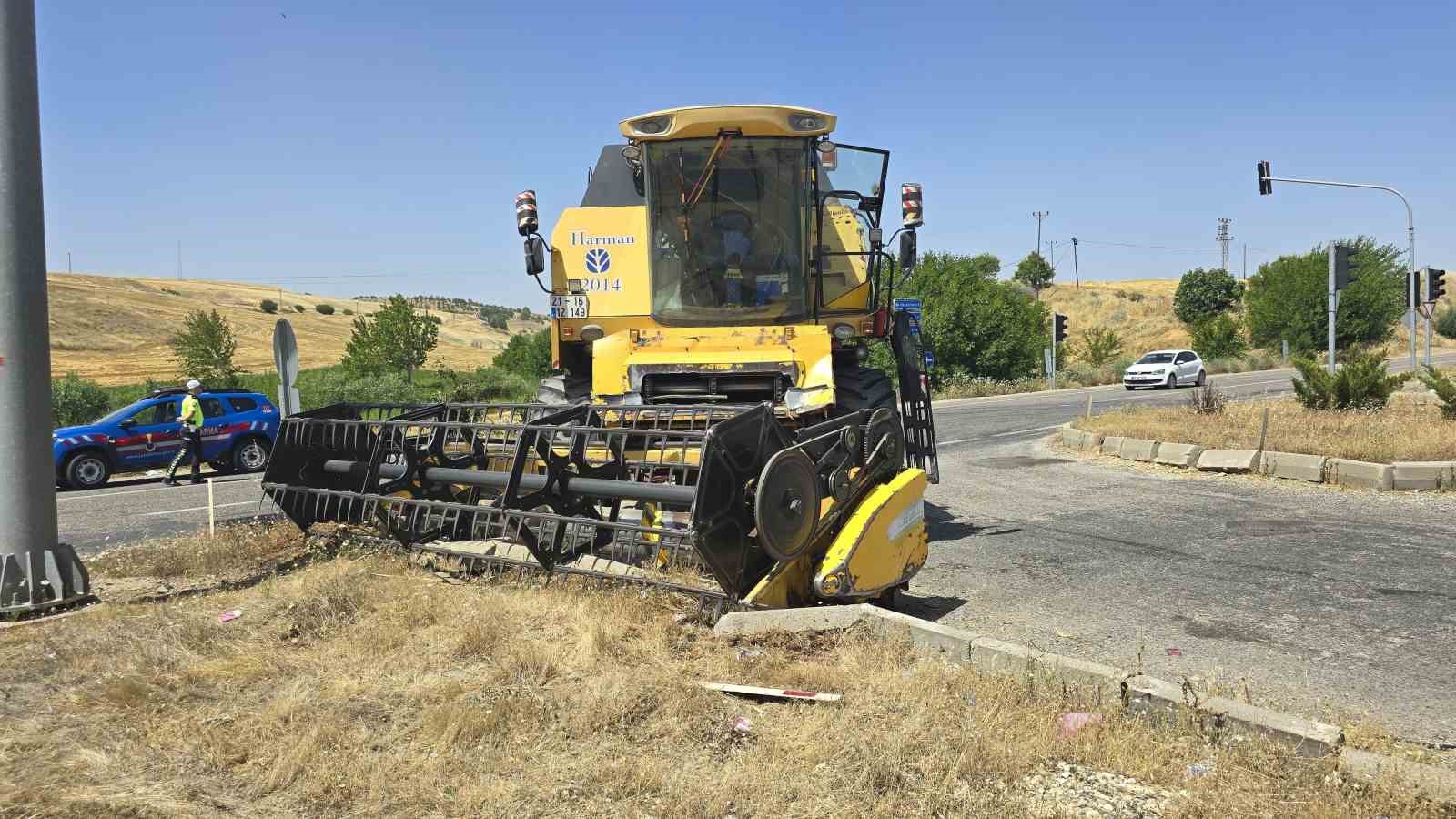 Adıyaman’da biçerdöver ile otomobil çarpıştı: 1’i ağır, 3 yaralı
