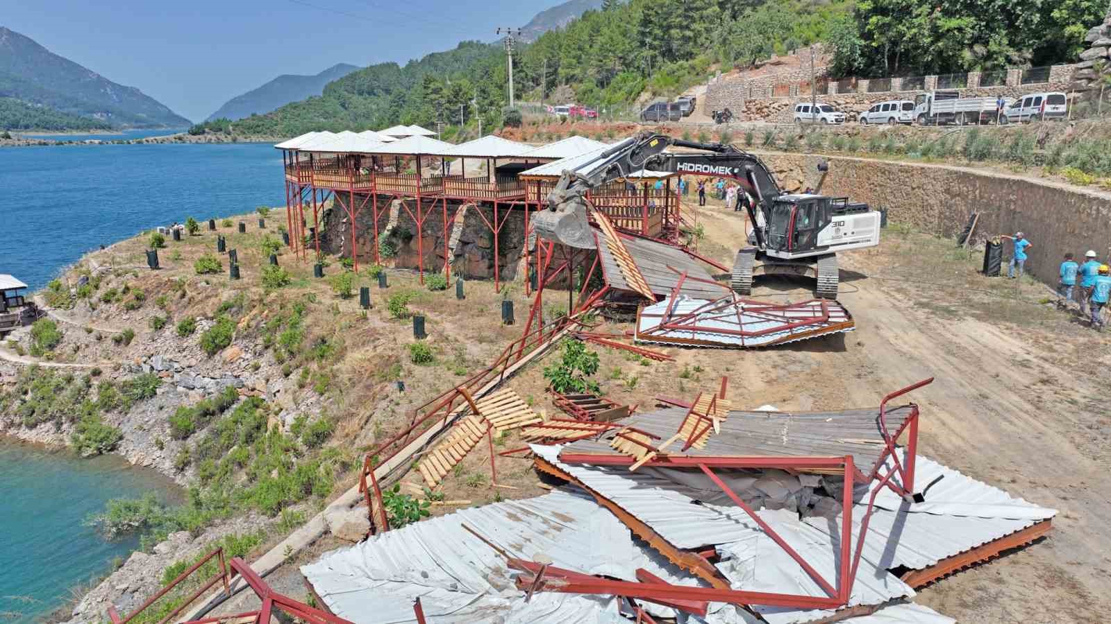 Alanya’da mutlak koruma alanındaki ruhsatsız 34 çardak ve betonarme inşaat yıkıldı
