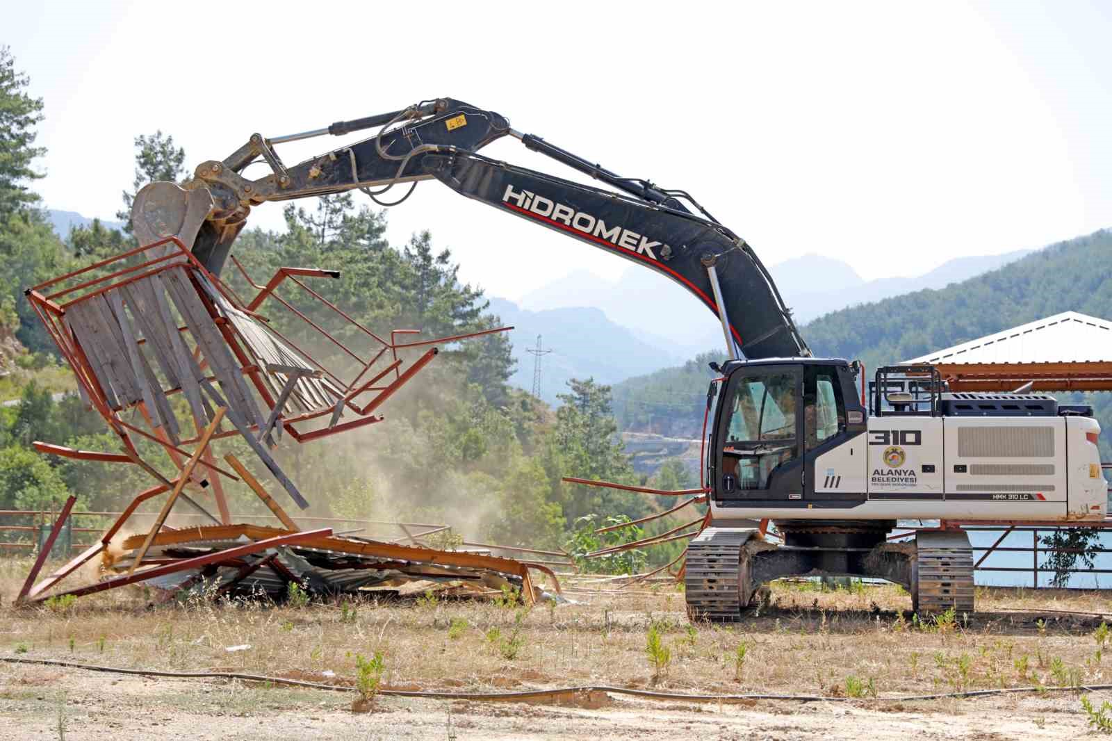 Alanya’da mutlak koruma alanındaki ruhsatsız 34 çardak ve betonarme inşaat yıkıldı
