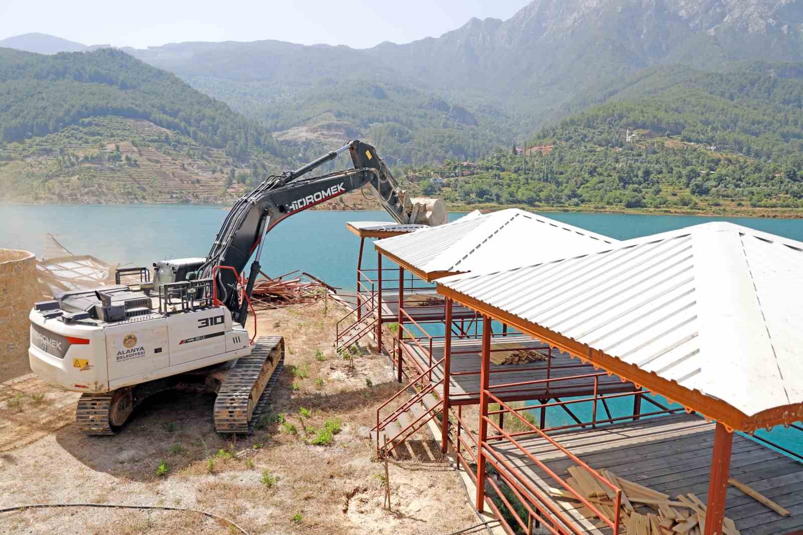 Alanya’da mutlak koruma alanındaki ruhsatsız 34 çardak ve betonarme inşaat yıkıldı
