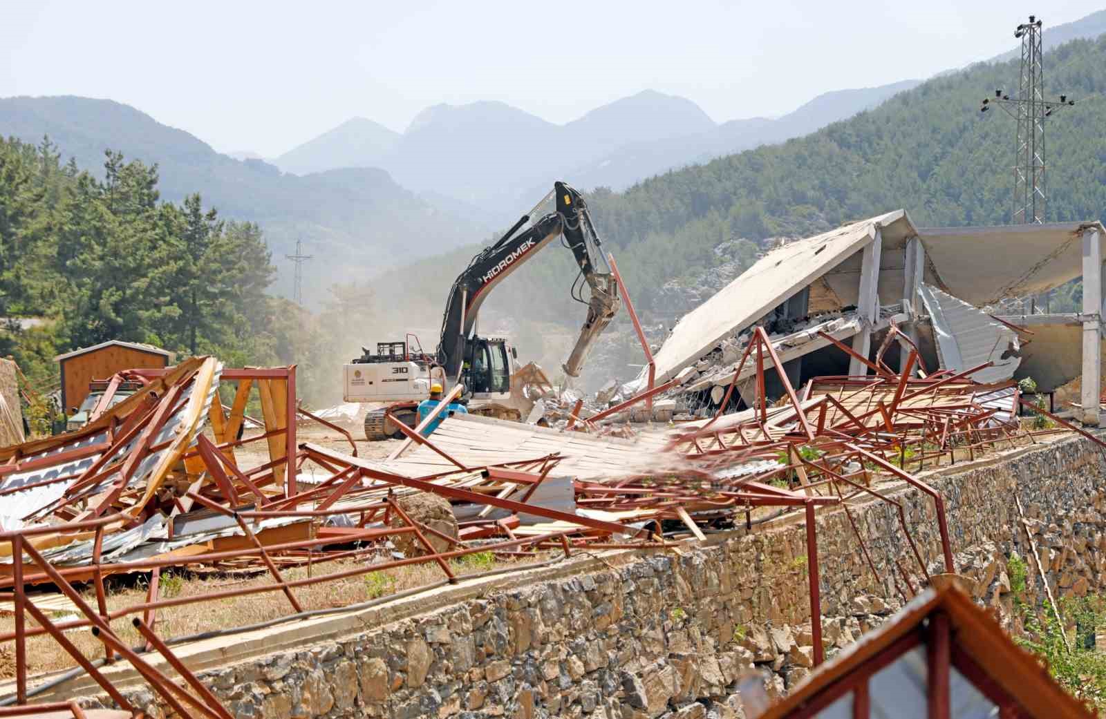 Alanya’da mutlak koruma alanındaki ruhsatsız 34 çardak ve betonarme inşaat yıkıldı
