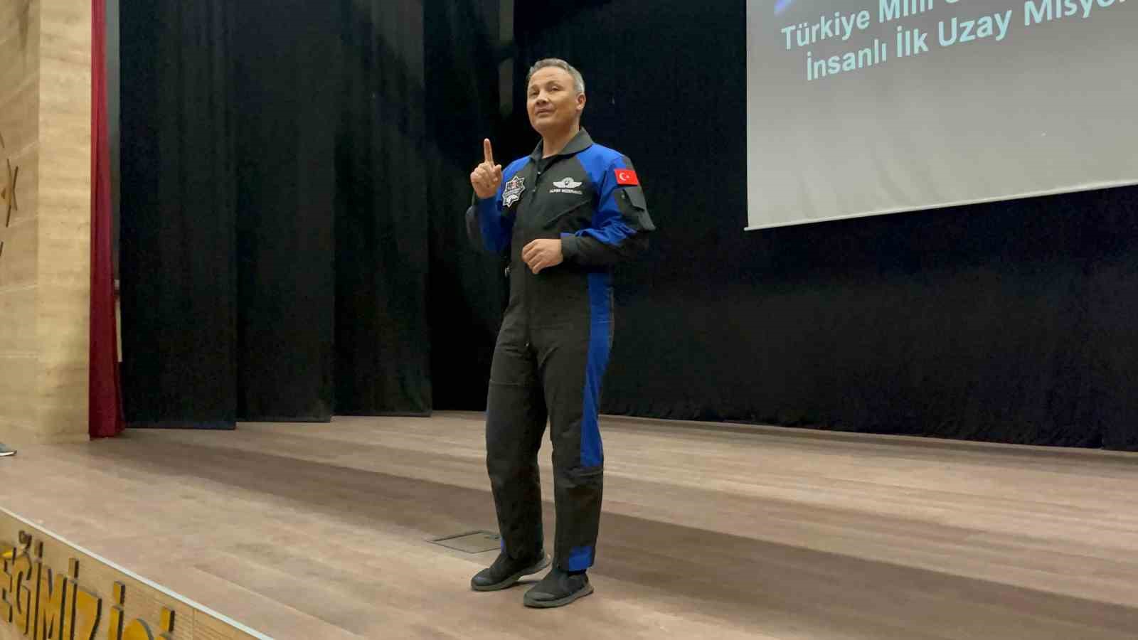 İlk Türk astronotu Alper Gezeravcı Eskişehir’de öğrencilerle buluştu
