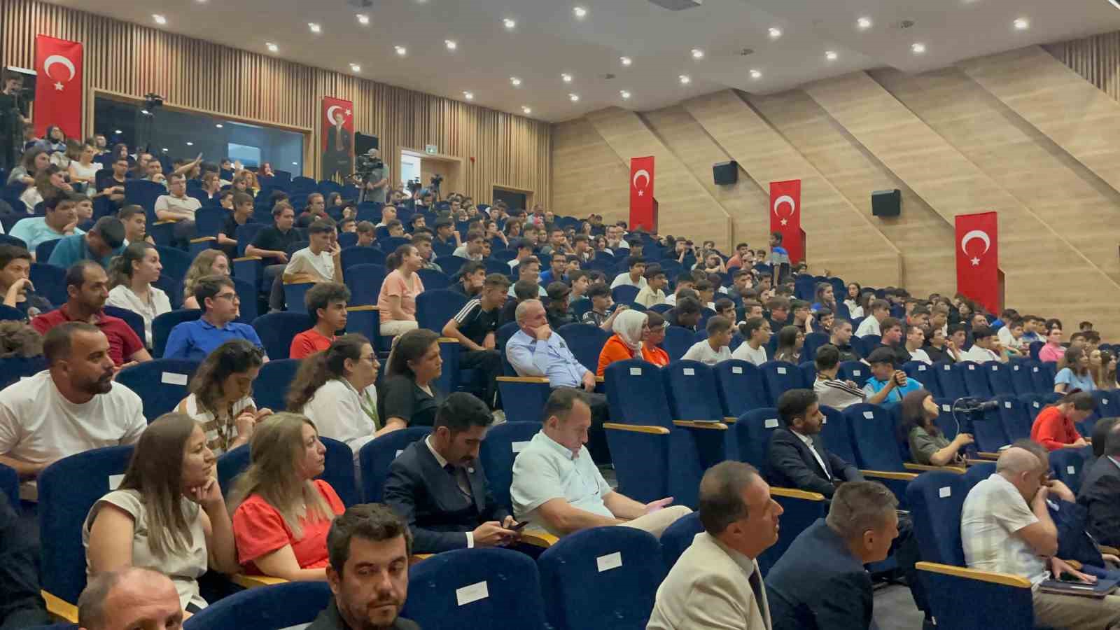 İlk Türk astronotu Alper Gezeravcı Eskişehir’de öğrencilerle buluştu
