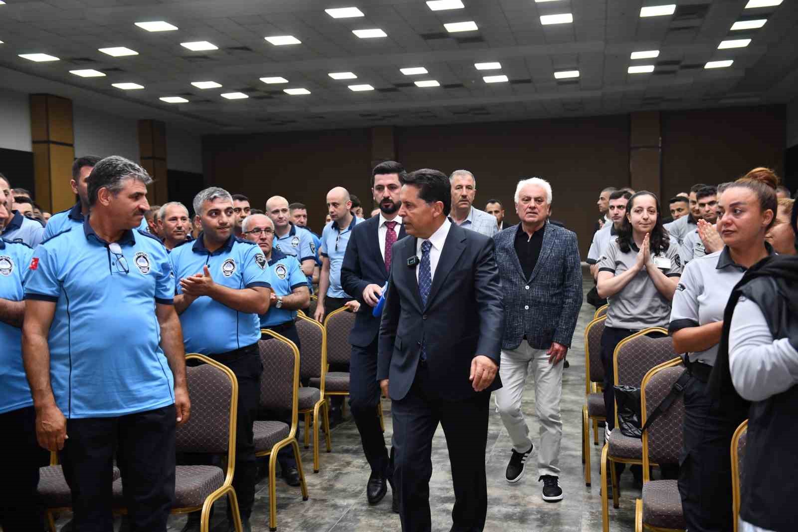 Esenyurt Belediye Başkanı Özer zabıta ve güvenlik görevlileriyle bir araya geldi
