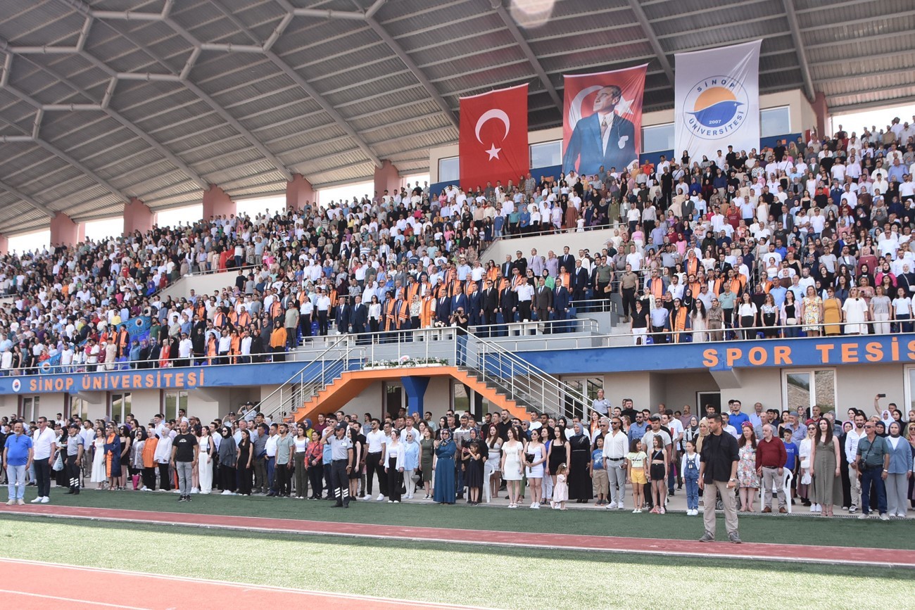 Sinop’ta binlerce öğrencinin mezuniyet sevinci
