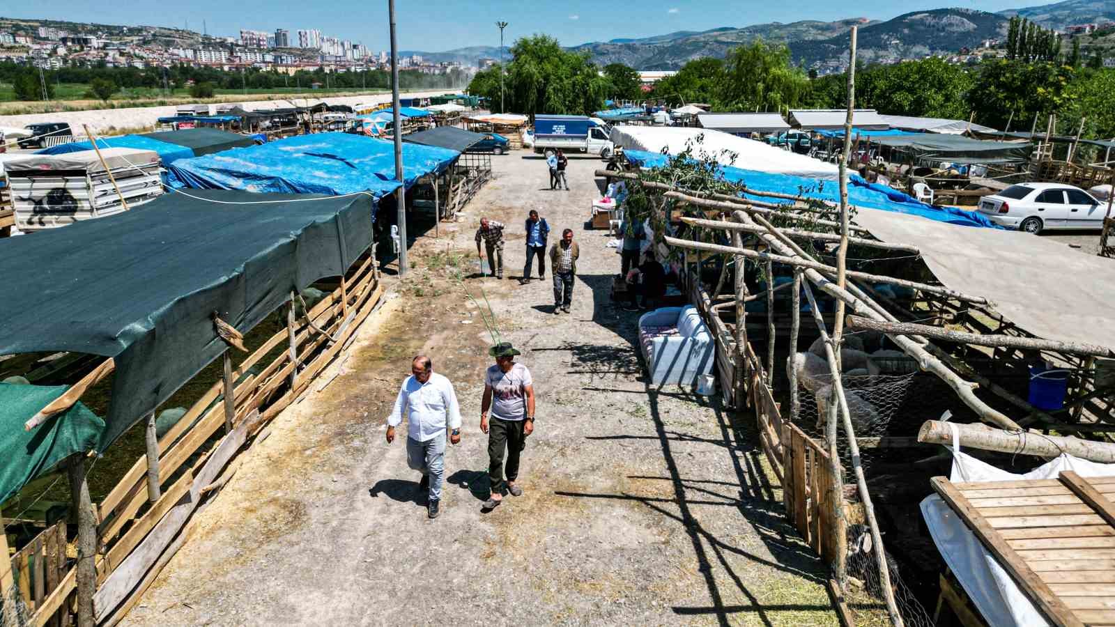 Bağışlar arttı, kurban pazarı boş kaldı
