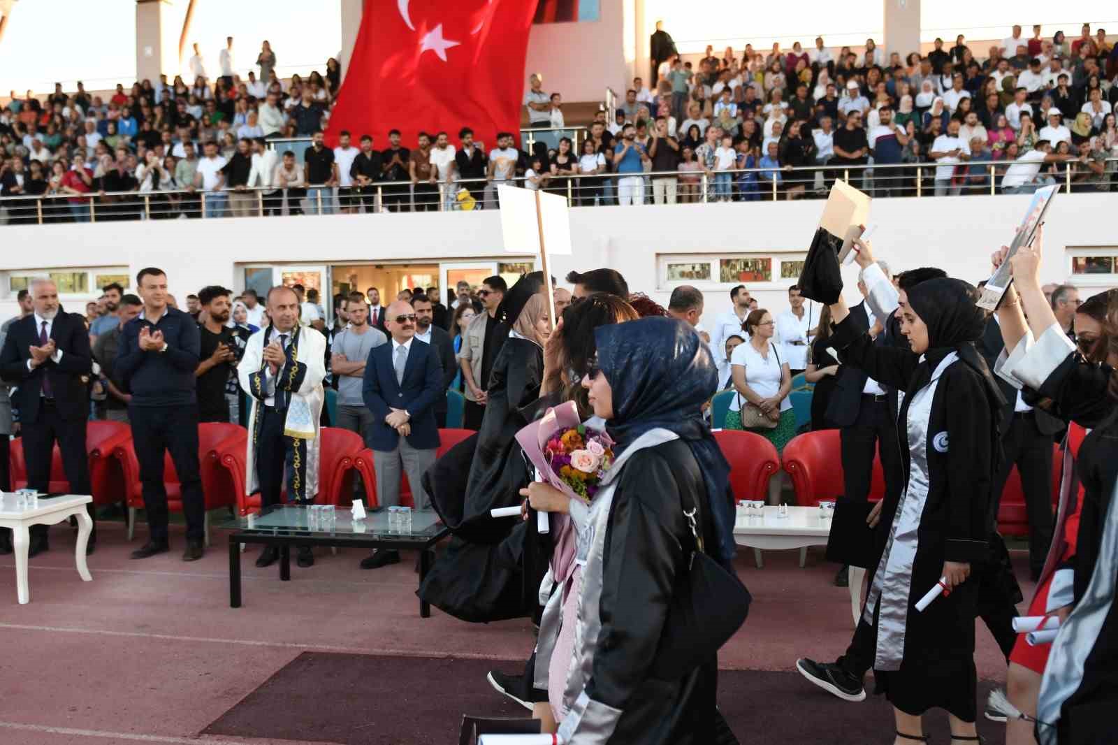 Adıyaman Üniversitesi’nde mezuniyet coşkusu yaşandı
