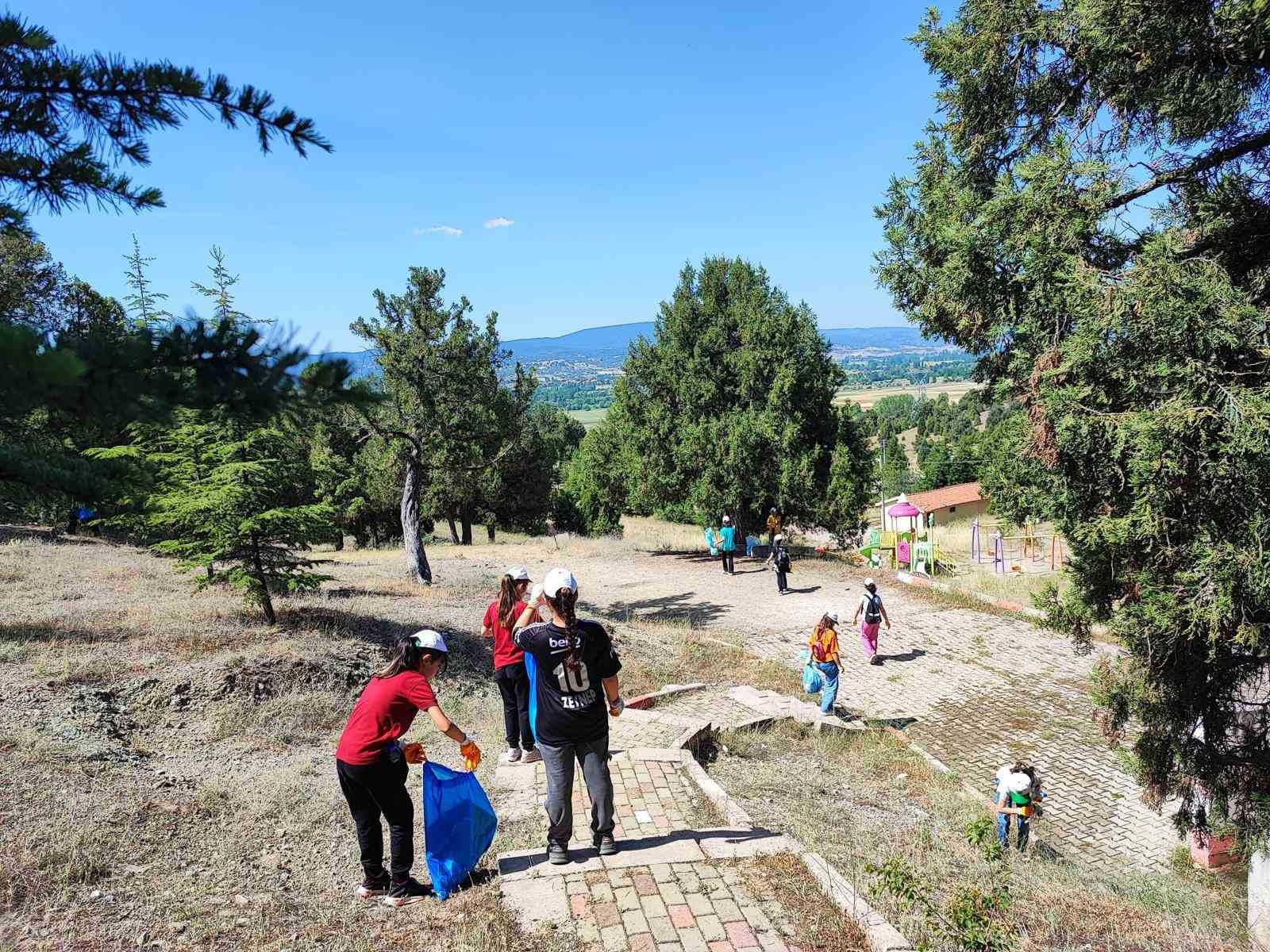 Tavşanlı Şabandede Orman Parkında katı atık toplama etkinliği
