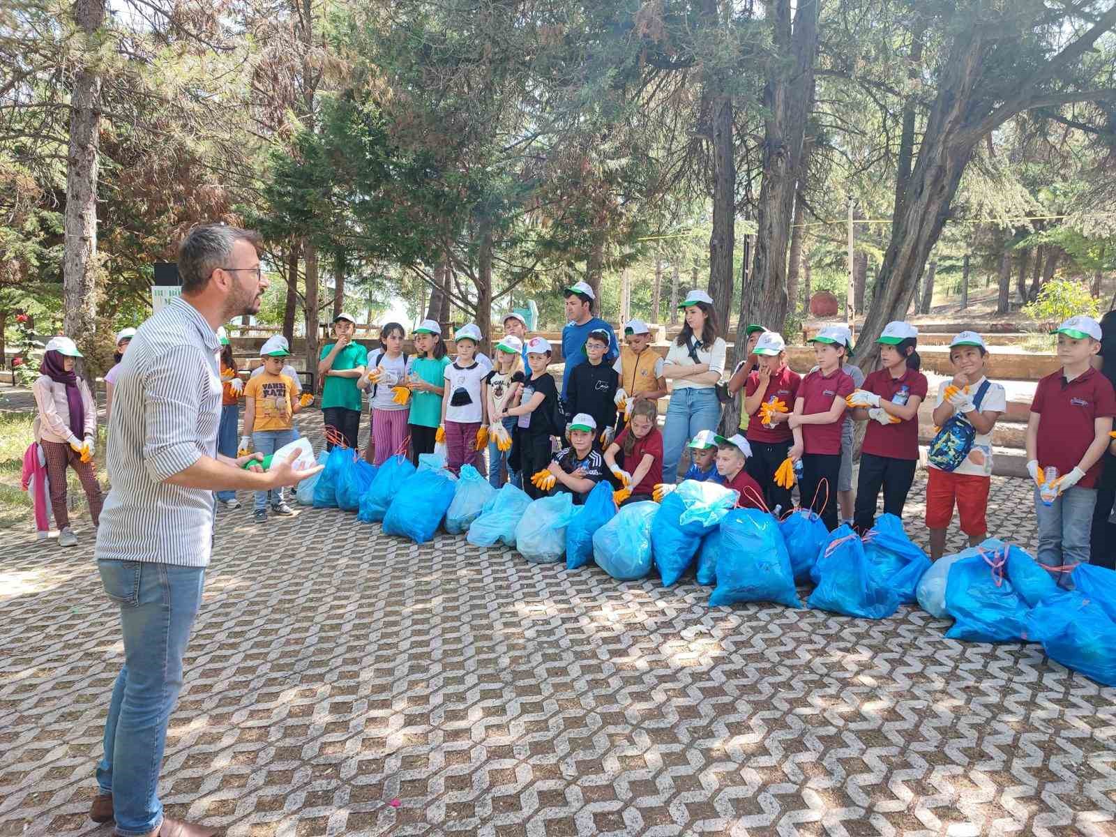 Tavşanlı Şabandede Orman Parkında katı atık toplama etkinliği
