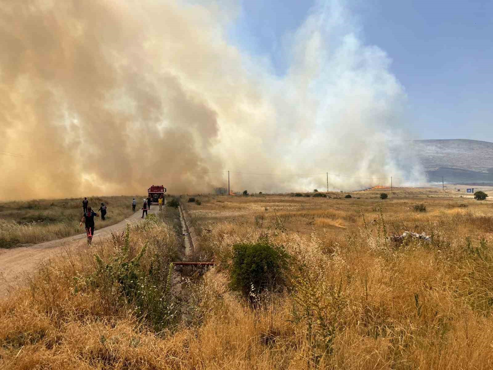 Malatya’da korkutan örtü yangını
