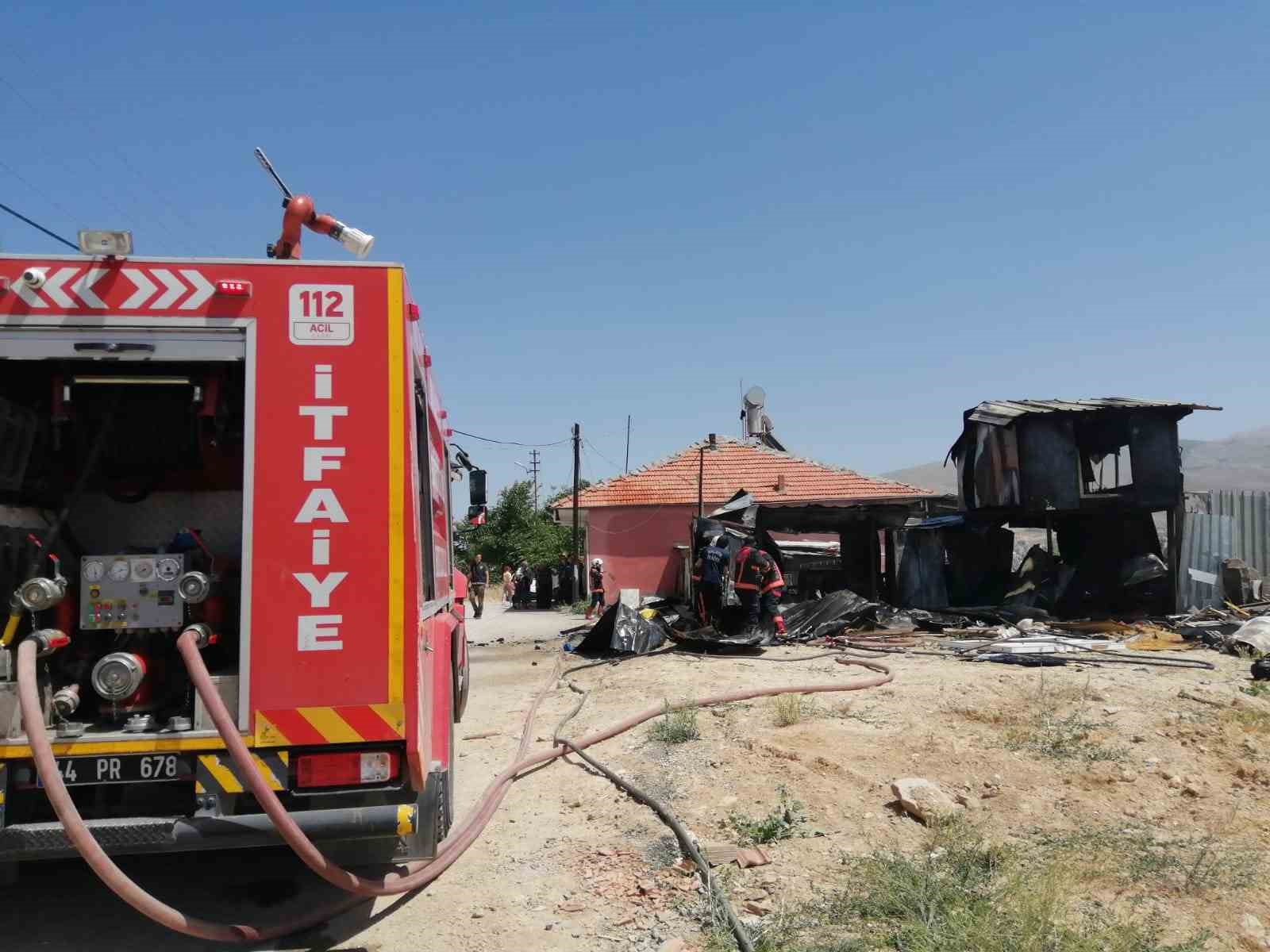 Malatya’da korkutan örtü yangını
