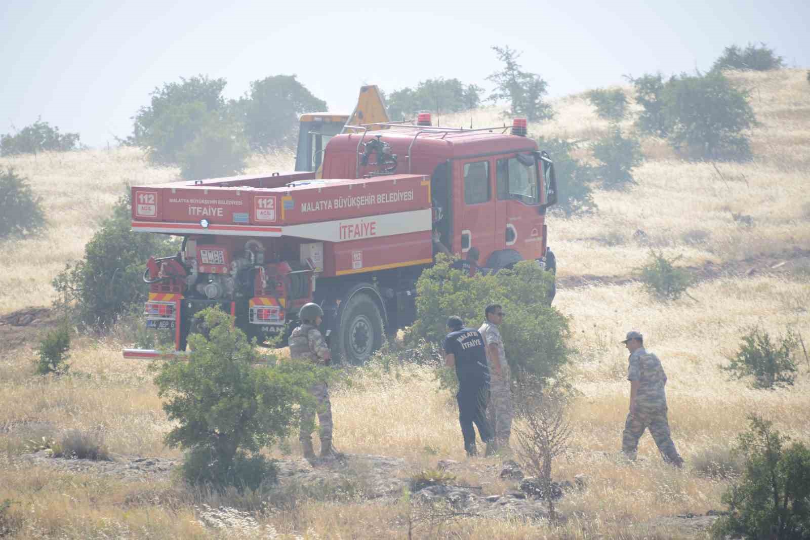 Malatya’da korkutan örtü yangını
