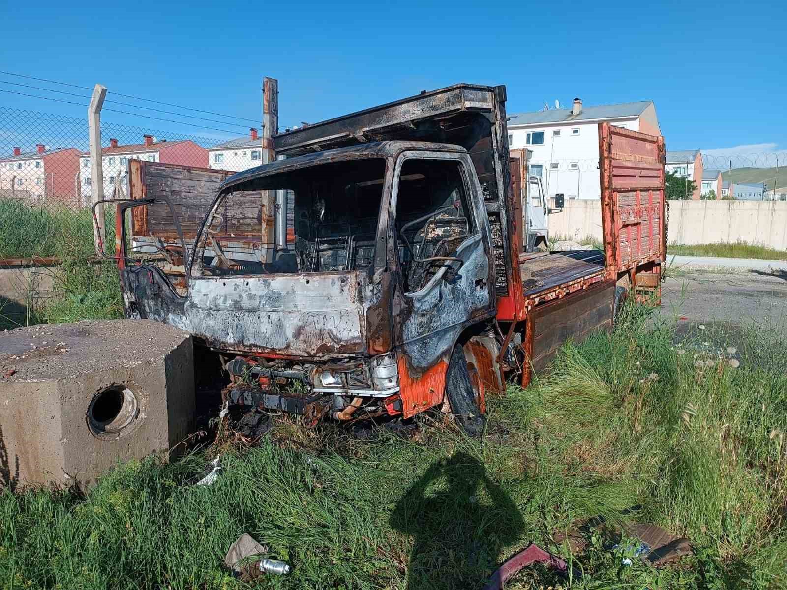 Park halindeki kamyonet yanarak kullanılamaz hale geldi
