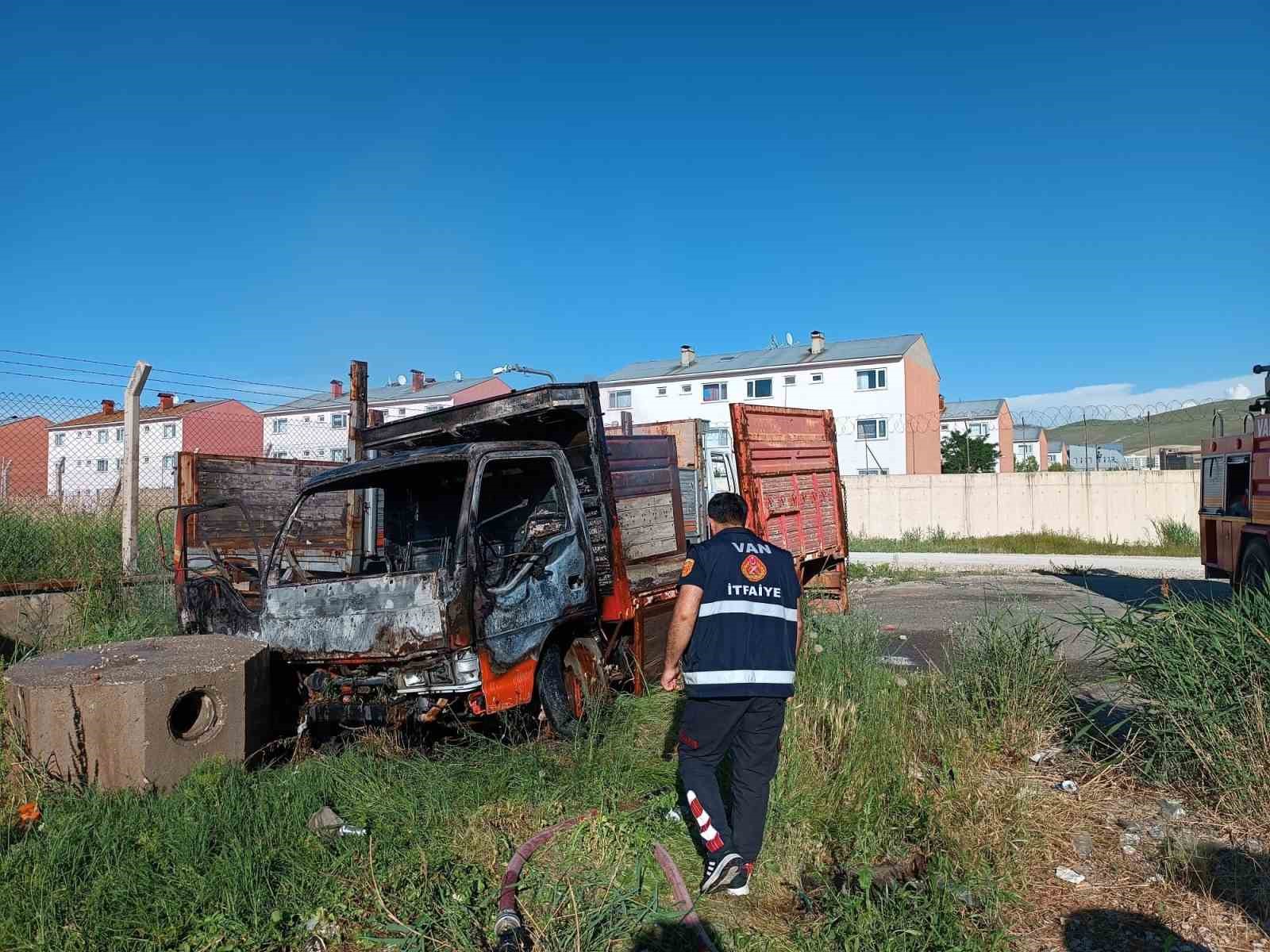 Park halindeki kamyonet yanarak kullanılamaz hale geldi
