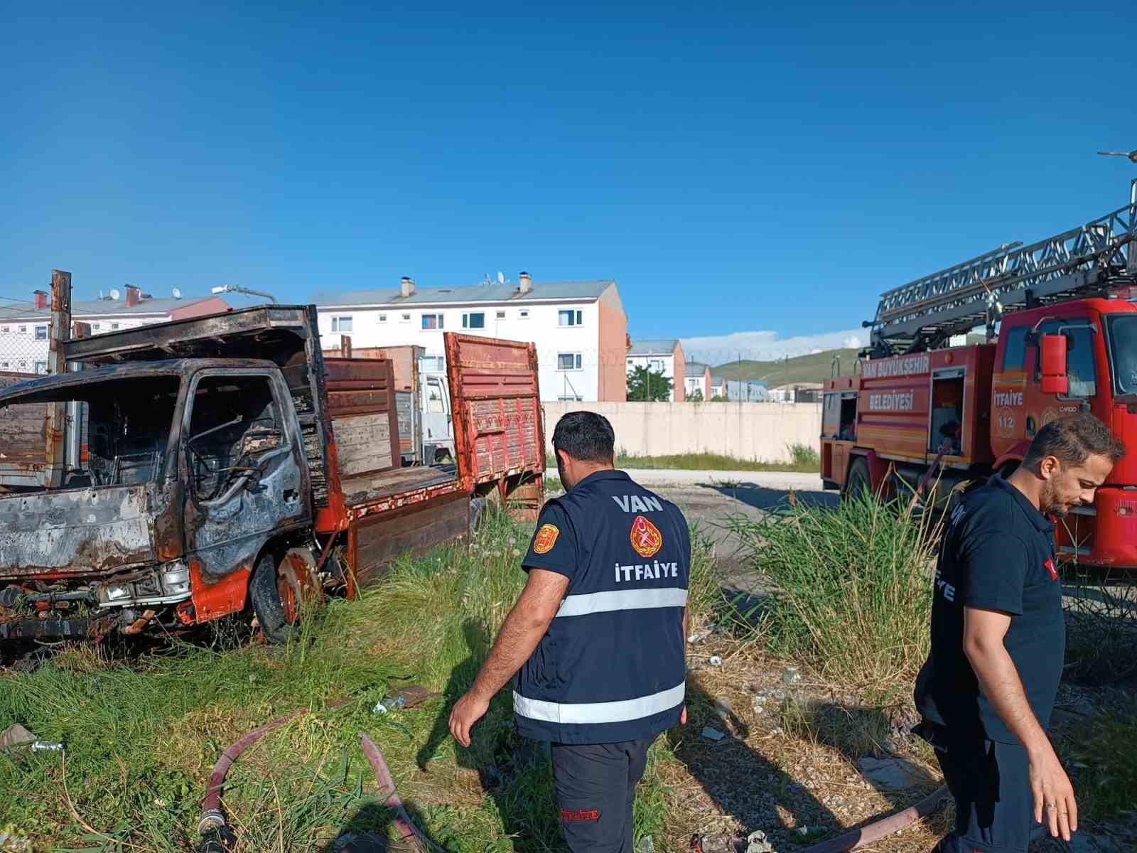 Park halindeki kamyonet yanarak kullanılamaz hale geldi
