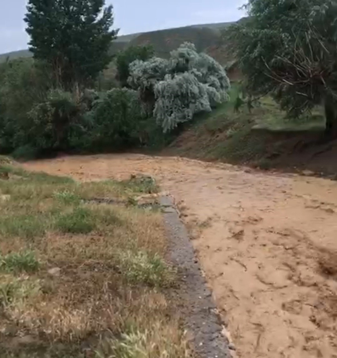 Başkale’de yollar dereye döndü
