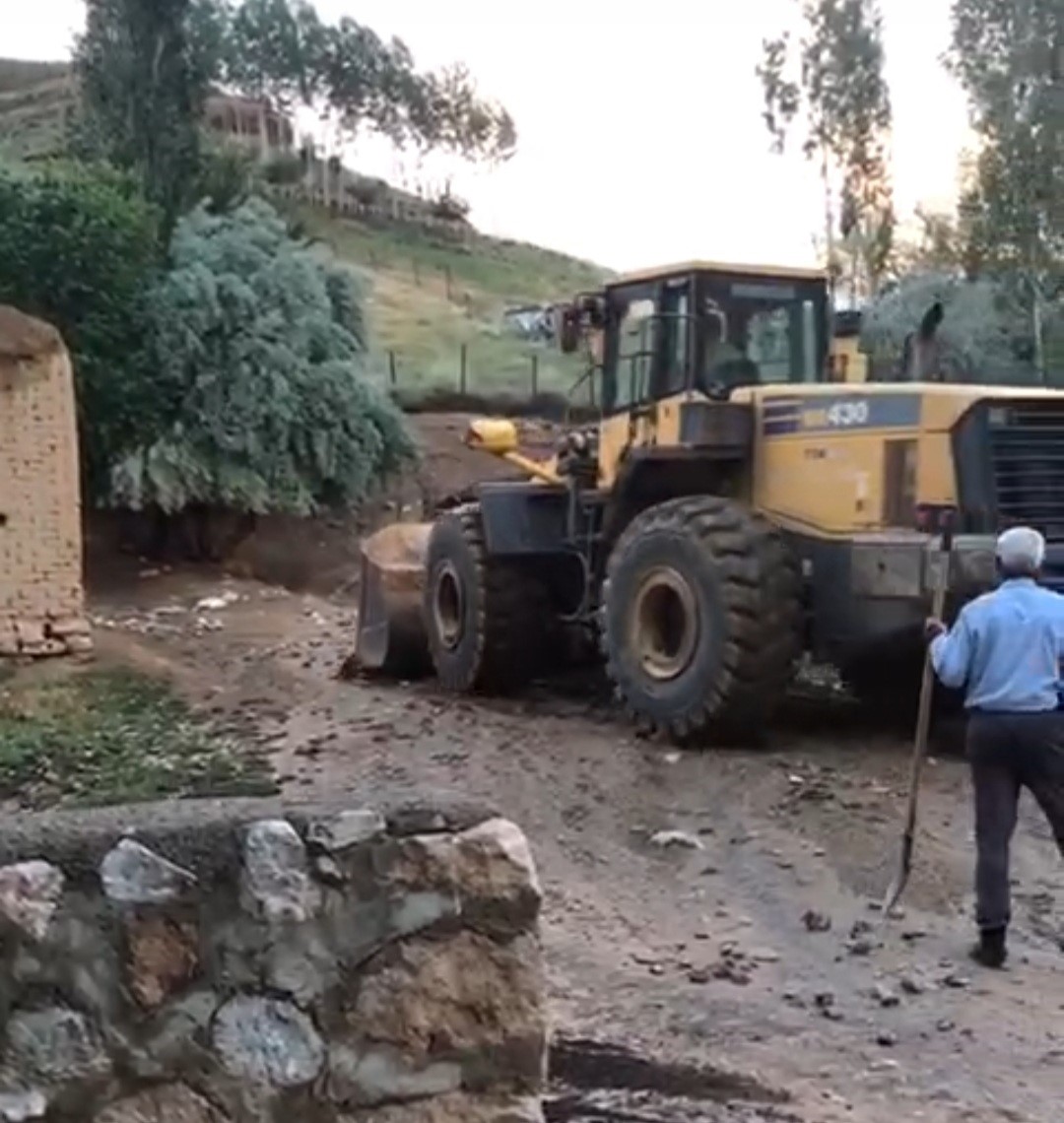 Başkale’de yollar dereye döndü
