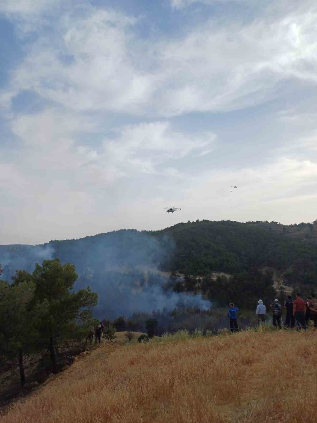 Kütahya Gediz’de orman yangını devam ediyor
