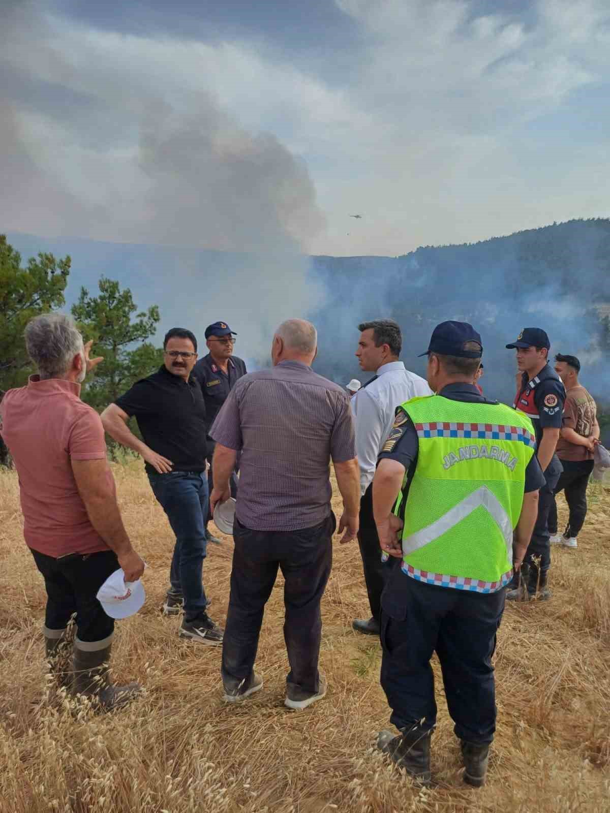 Kütahya Gediz’de orman yangını devam ediyor
