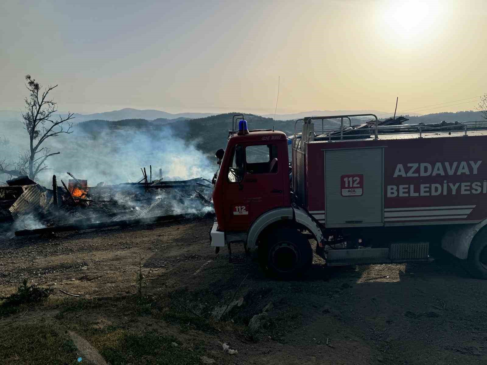 Kastamonu’da çıkan yangında garaj ve samanlık küle döndü
