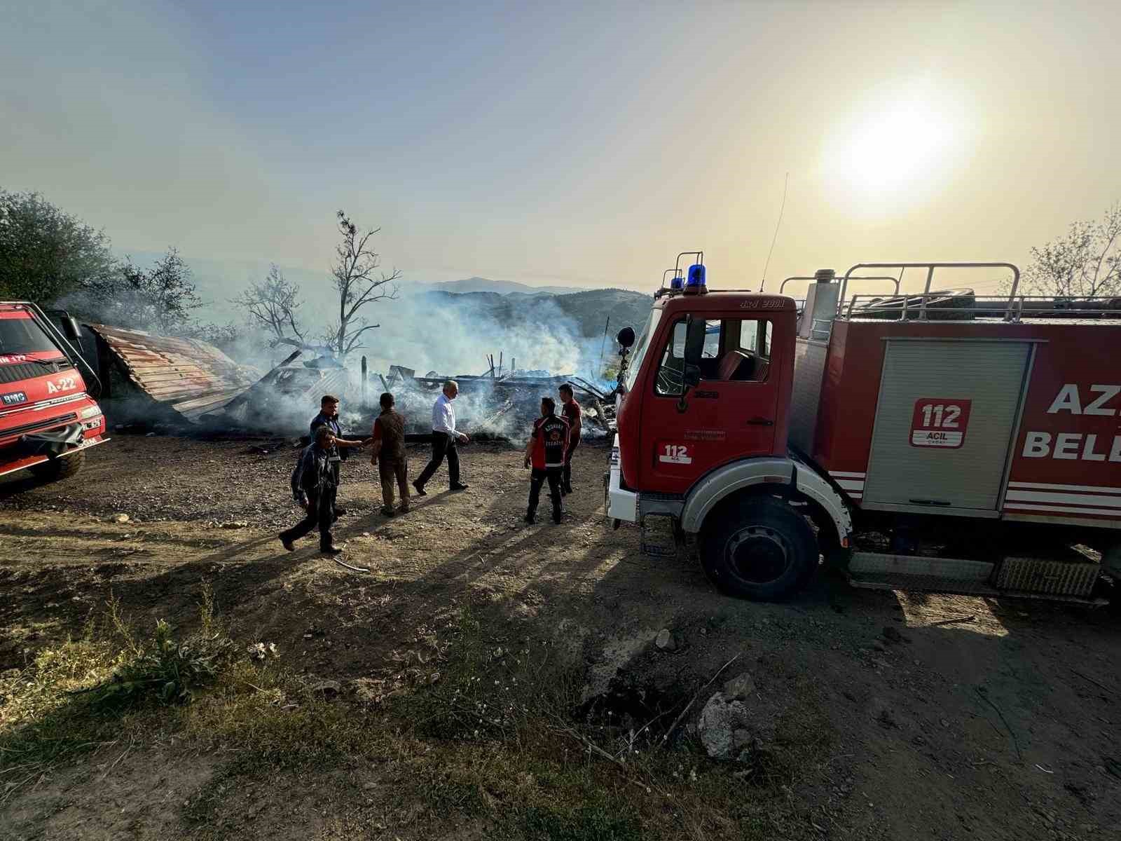 Kastamonu’da çıkan yangında garaj ve samanlık küle döndü
