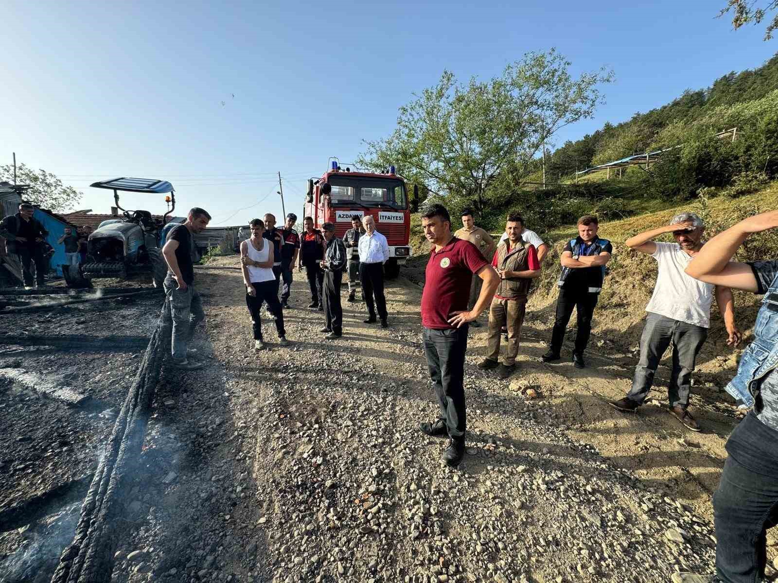 Kastamonu’da çıkan yangında garaj ve samanlık küle döndü
