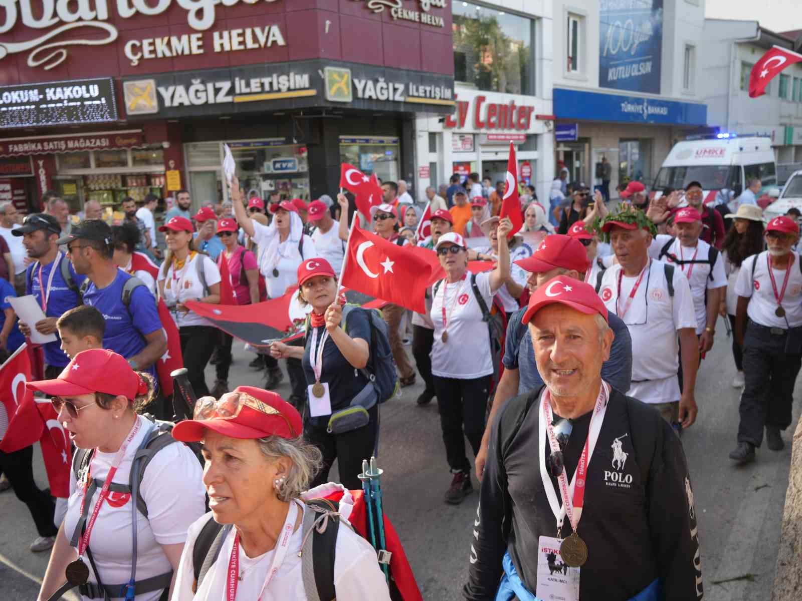 Kurtuluş Savaşı ruhunu 95 kilometrelik yolu yürüyerek yaşadılar
