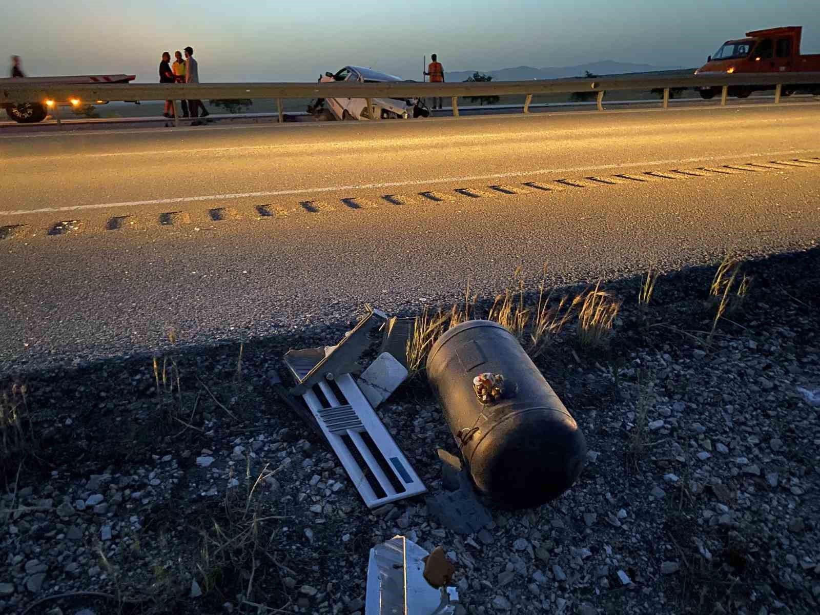 Konya’da otomobil bariyerlere çarptı: 2 yaralı
