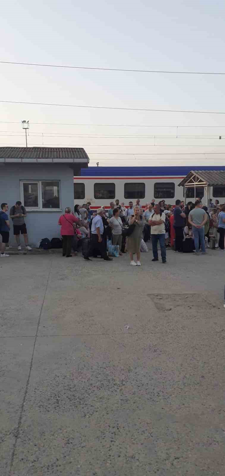 Halkalı-Edirne treni durdu, yüzlerce yolcu istasyonda kaldı
