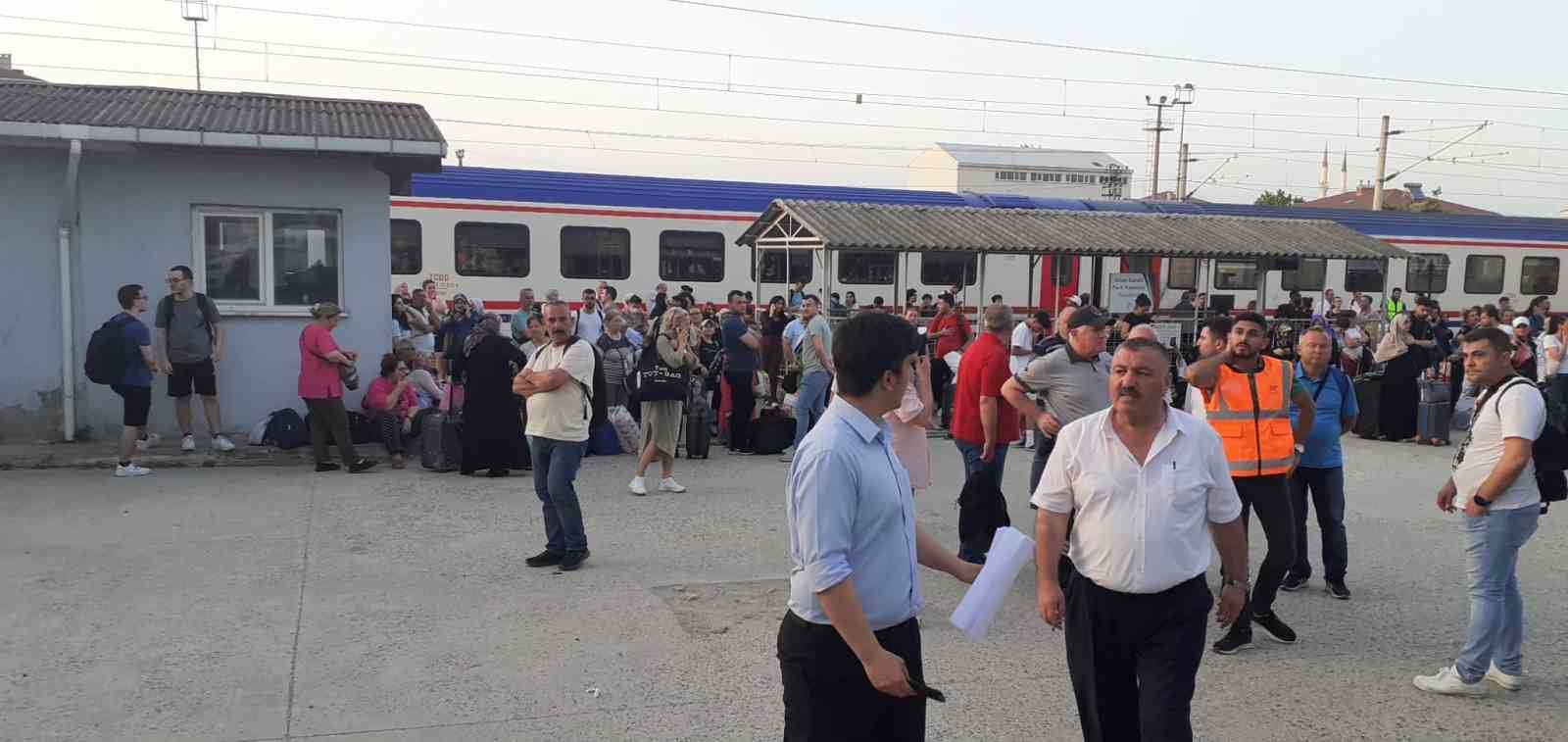 Halkalı-Edirne treni durdu, yüzlerce yolcu istasyonda kaldı
