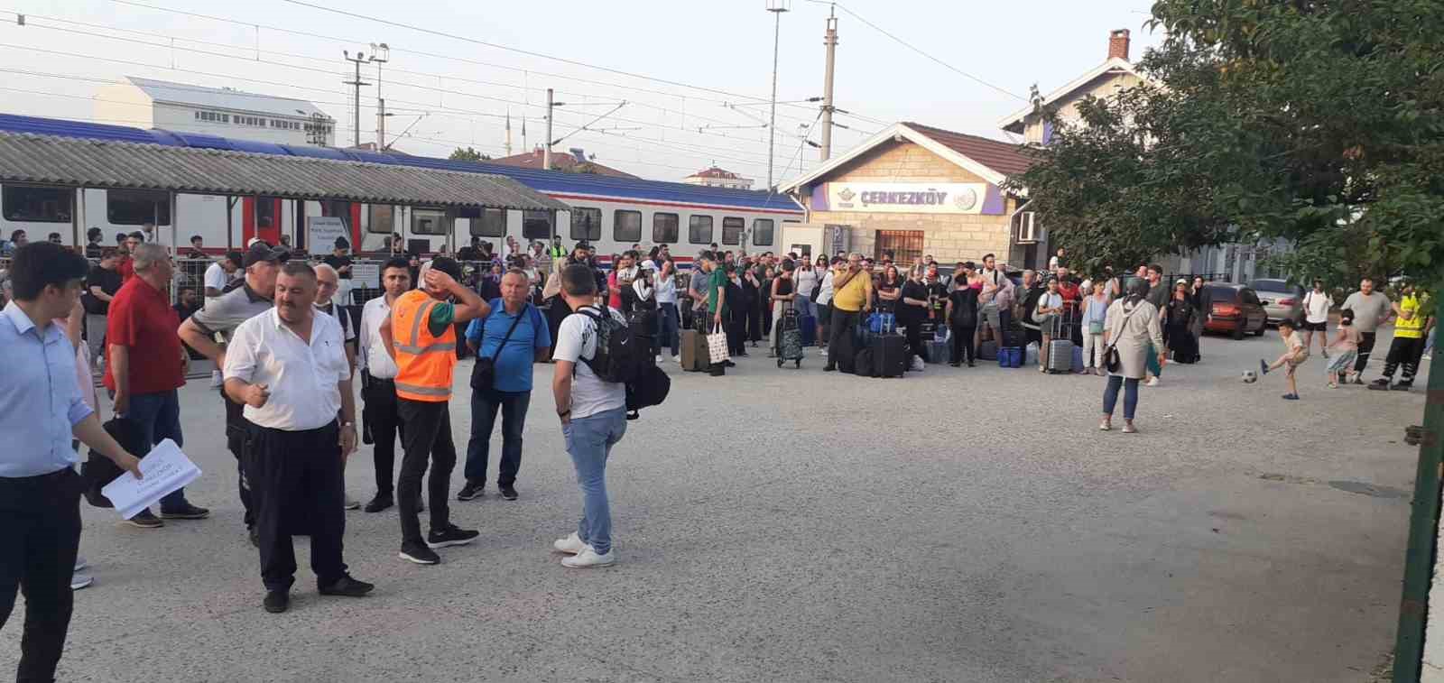 Halkalı-Edirne treni durdu, yüzlerce yolcu istasyonda kaldı
